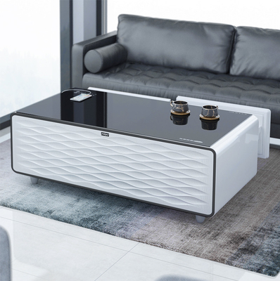 Moderne glazen koffietafel met draadloos opladen en koelen