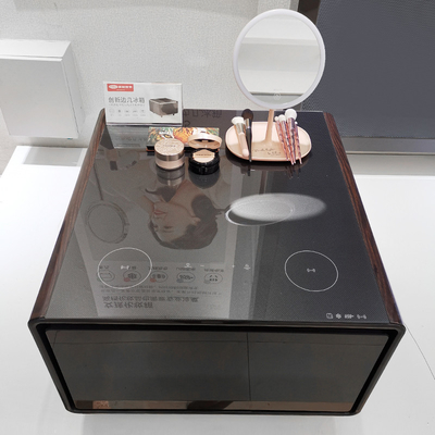 Moderne mini zijtafel met draadloos opladen koelkastladen
