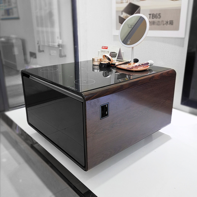 Moderne mini zijtafel met draadloos opladen koelkastladen