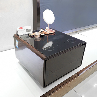 Moderne mini zijtafel met draadloos opladen koelkastladen